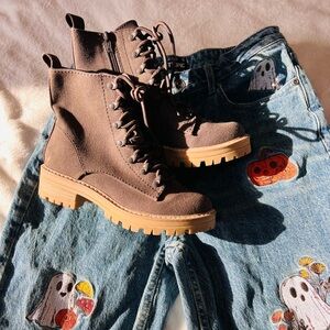 FLASH SALE Women's Lace-Up Boots size 6